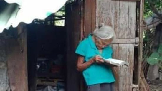 WANITA TUA MENJADI VIRAL KARENA MEMBACA ALKITAB DI LUAR GUBUKNYA