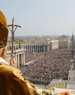 Pope says Christians should apologize to gay people