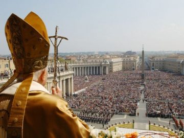 Pope says Christians should apologize to gay people
